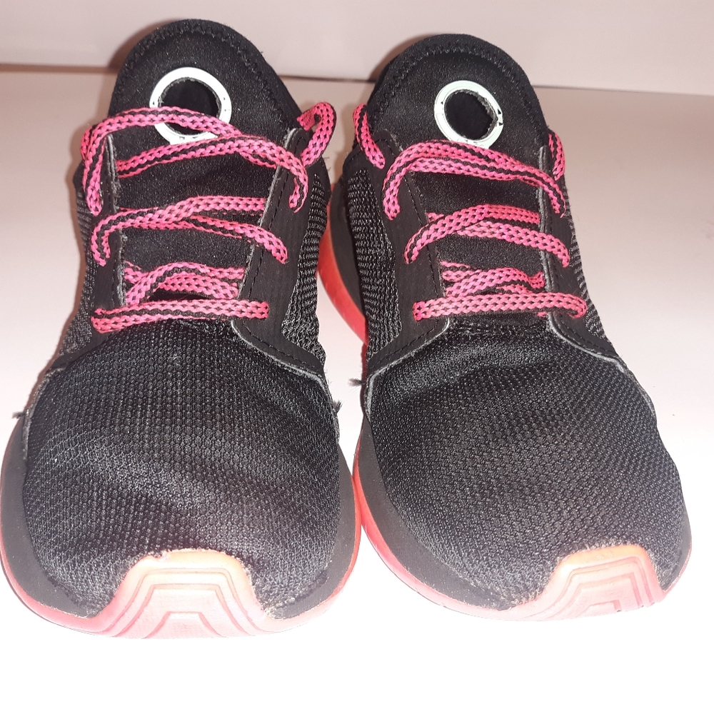 Women size 5 black and pink kswiss tubes used
